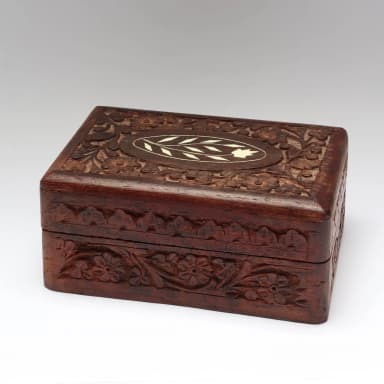 Handgefertigte Schmuckschatulle aus Teakholz mit Intarsien aus Indien