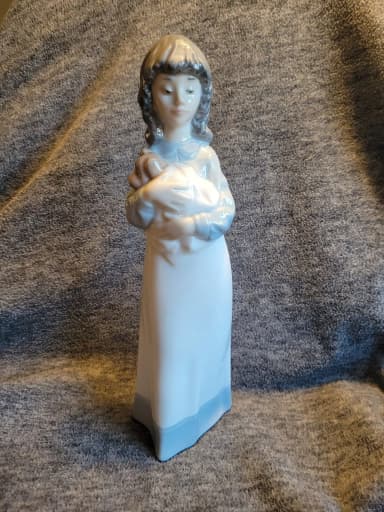 Figura de porcelana Nao by Lladro 'Niña con cachorro' de 1998