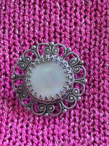 Vintage pearl brooch with missing clasp part