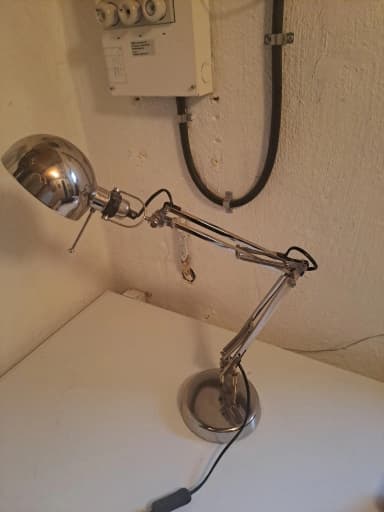Metallinen pöytälamppu huutokaupassa
