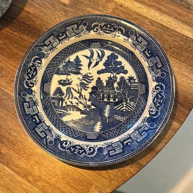 Plato azul y blanco con diseño Gustavsberg