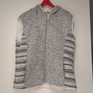 Chaleco gris nuevo con capucha talla L 44/46