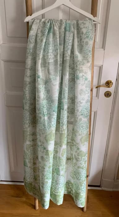 Dos cortinas verdes con flores de 188x132 cm cada una