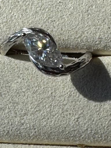 Eleganter S925 Silberring mit markant geschliffenem Stein