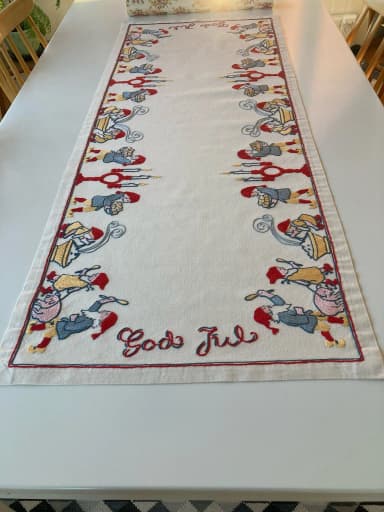 Handbestickter Weihnachtstischläufer mit festlichem Design
