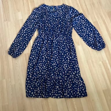 blaues midikleid mit hellbraunen details