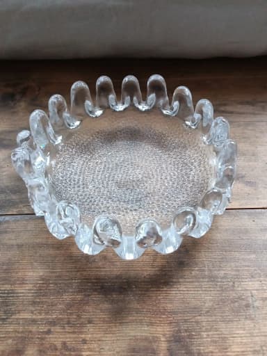 Cuenco de cristal con diseño de girasol por Göran Wärff de Kosta Boda