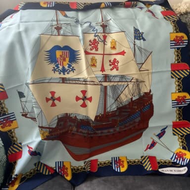Huivit kiiltävästä, silkkiä muistuttavasta kankaasta, kirkkaat värit 78x78 cm