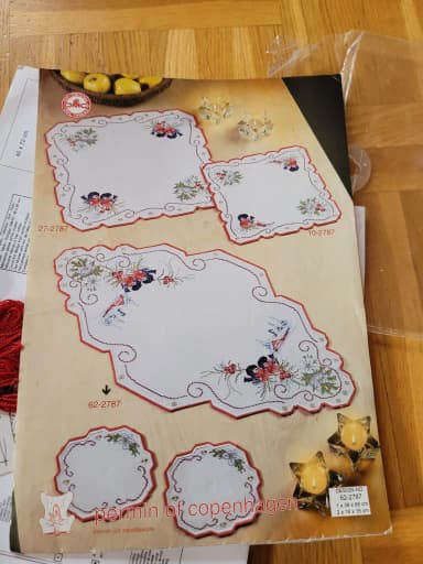 Schöne Weihnachtsstickerei mit Domherren und Läufern