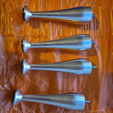 Pata de mueble de aluminio en subasta