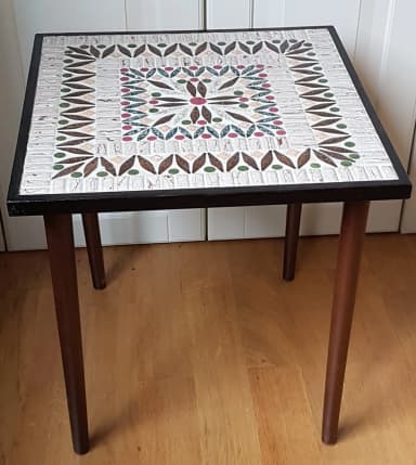 Taburete mesa auxiliar retro con hermosa superficie de mosaico y estructura de m