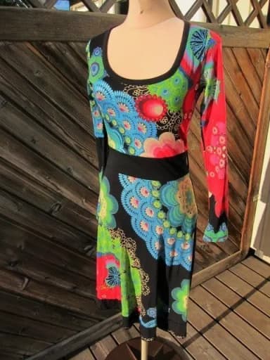 Desigual midimekko koko S musta ja värikäs