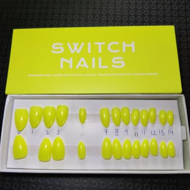 Uñas cortas almendradas electric banana de Switch Nails