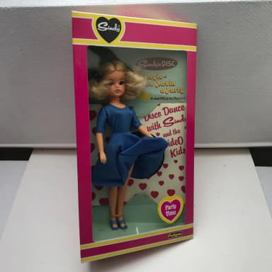 Muñeca Sindy vintage Pedigree sin abrir Party Time azul