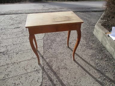Sideboard mit geschwungenen Beinen