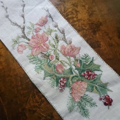 Tapiz bordado a mano con flores de invierno y acebo