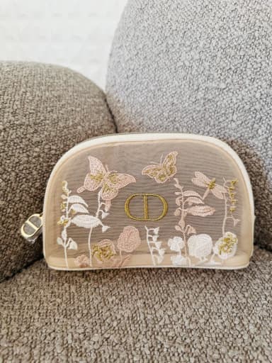 Dior kauneuden meikkilaukku alkaen 650 SEK Ruotsissa