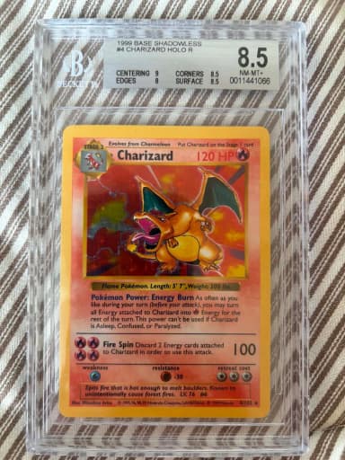 Carta Charizard sin sombra con calificación BGS 8.5 en Suecia