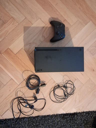 Xbox Series X mit Controller und Kabeln