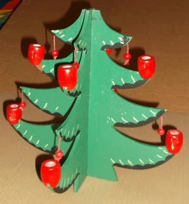 Candelabro de madera vintage con árbol de Navidad y bolas rojas de los años 50