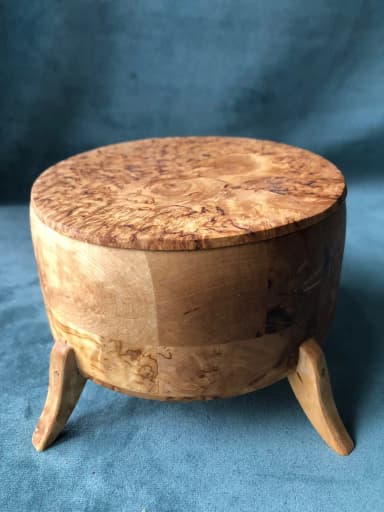 Caja única hecha a mano en madera de masurbjörk por Leif Fogelgren