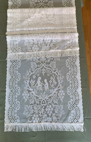 Kaksi vintage-valkoista verhoa läpikuultavalla kuviolla, polyesteriä