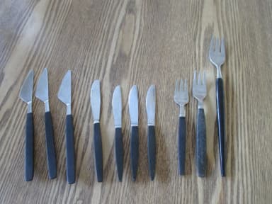 Juego de cubiertos con cuchillos y tenedores