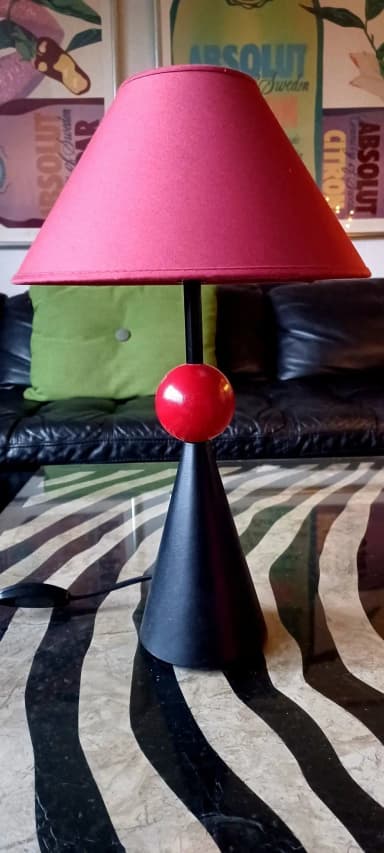 Encantadora lámpara de mesa vintage de madera y latón