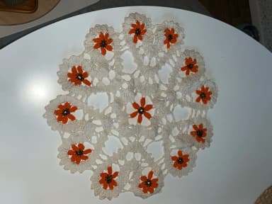 Kaunis virkattu pyöreä pöytäliina syksyn väreissä, 42 cm