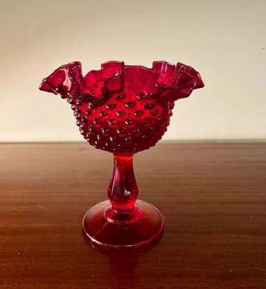 Cuenco de caramelo Fenton en vidrio rojo con pie