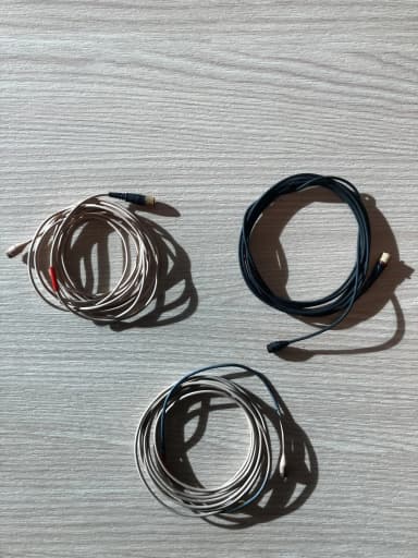 Drei DPA 4061 Mikrofone mit Microdot-Anschluss