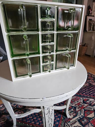 Regal für REDA-Modellkästen mit 12 grünen Glasbehältern