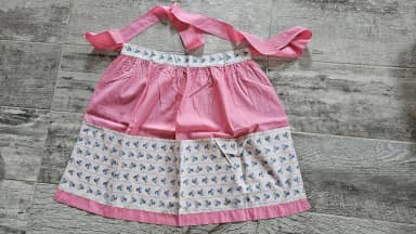 Rosa Retro-Schürze mit drei Taschen