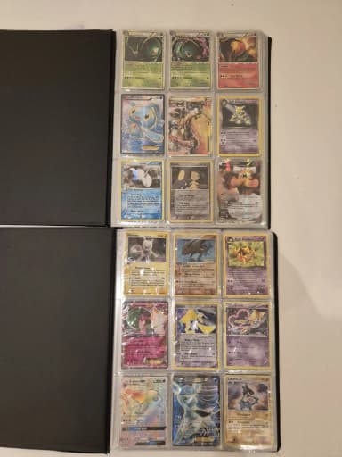 Laaja Pokémon-korttikokoelma kansioineen ja harvinaisine korteineen