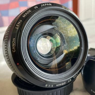 Canon EF 28mm f1.8 USM Objektiv mit EW-65II Gegenlichtblende