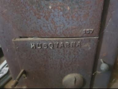 Estufa de leña Husqvarna 157 de diseño clásico en Suecia