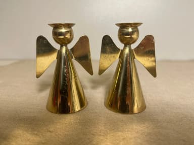 Dos pequeños candelabros de ángel en latón de Ystad Metall Suecia