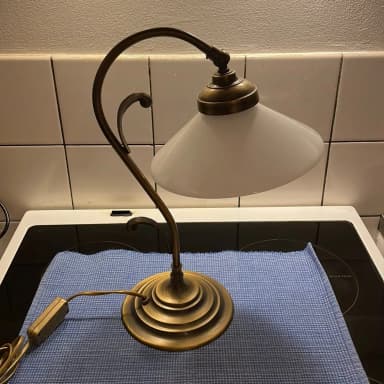 Vanha pöytälamppu perinteisellä lyhtymuodolla