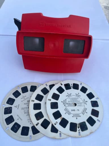 Vintagetyylinen punainen GAF View-Master kolmella kuvarullalla
