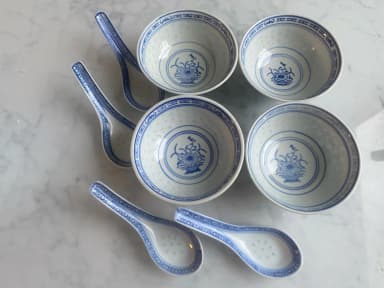 4 cuencos chinos para arroz con cucharas en diseño floral