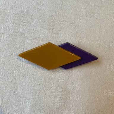 Epäsymmetrinen retro-rintakoru violetin ja sinappikeltaisen muovin sävyissä