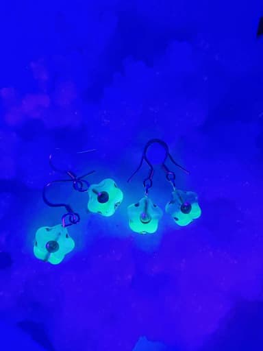 Pendientes de flores de vidrio de uranio en buen estado