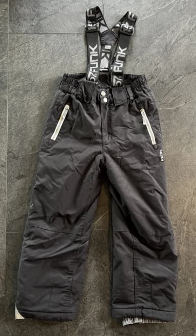 Schwarze isolierte Hosenträgerhose Größe 120 zu verkaufen