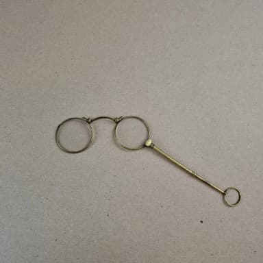 lorgnette antiguo con gafas de sello de principios de 1900