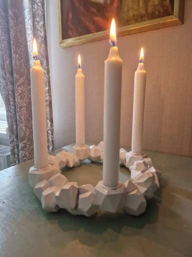 Pyöreä valkoinen adventtikynttilänjalka hartsista jouluksi