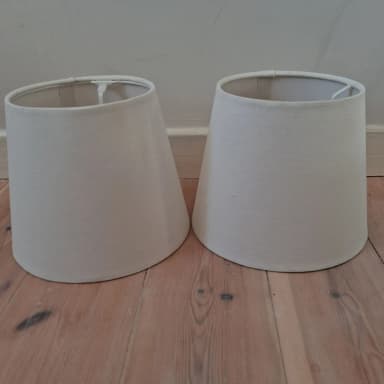 Dos pantallas de tela para lámparas en subasta en Suecia
