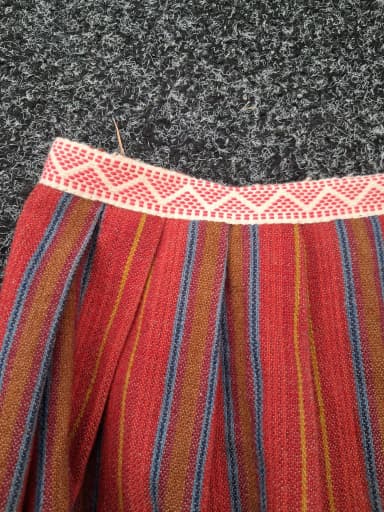 Handgewebter Wollrock mit verstellbarer Taille für Tracht
