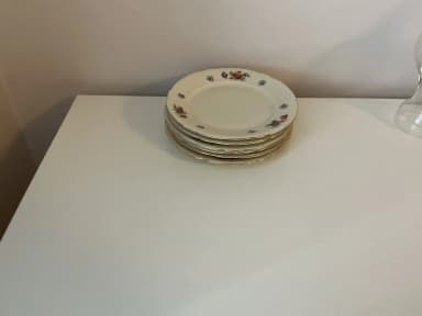 Teller mit Blumenmotiv und Goldrand