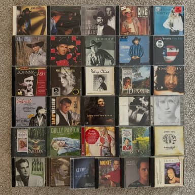 Colección de CDs de country con Garth Brooks y Dolly Parton