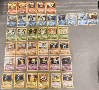 Pokémon Base Set 1999 con 40 cartas incluyendo Charmander y Pikachu